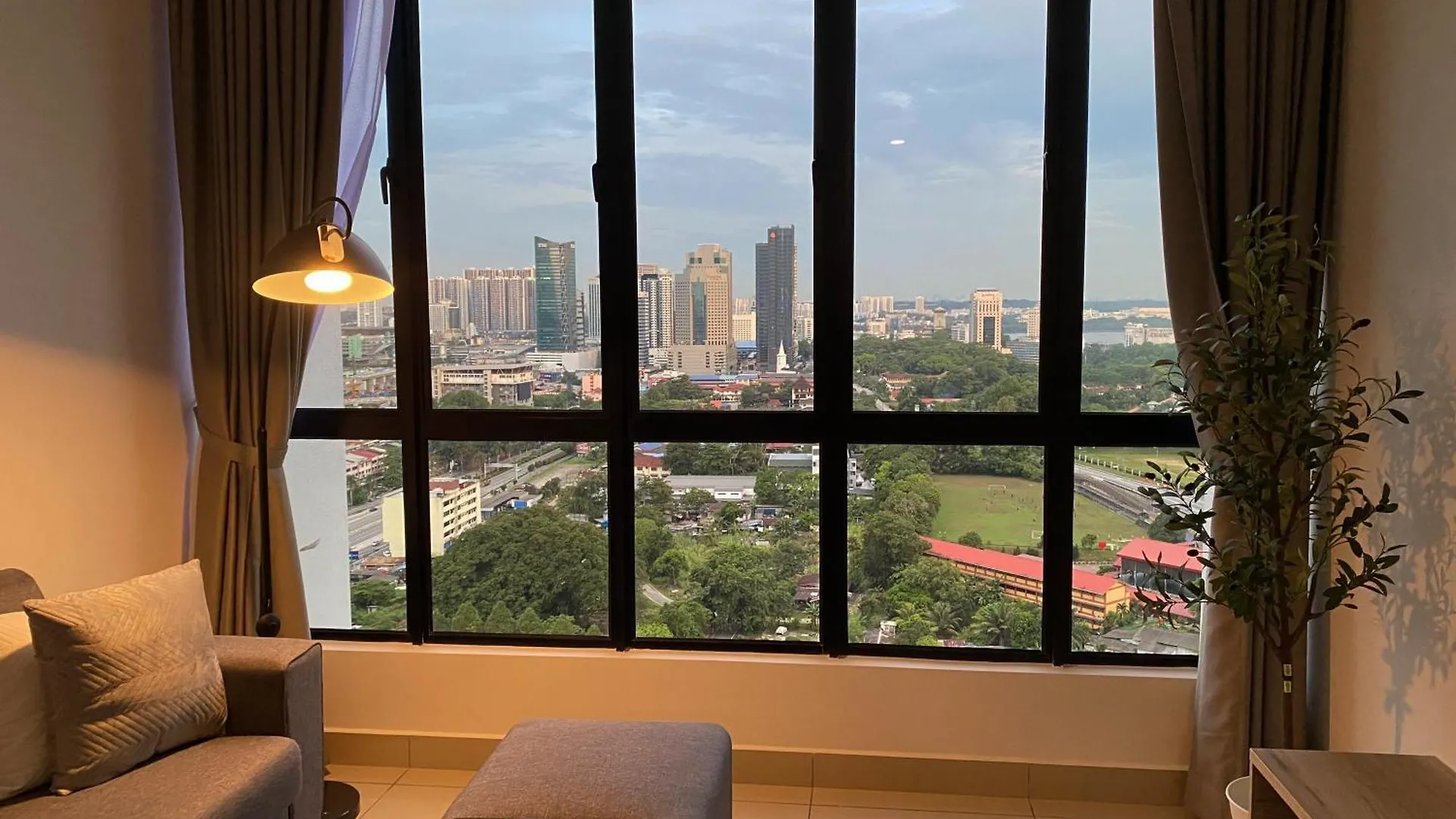 Veranda-2Br,4Pax I 5Mins To Ciq And Ksl I Fast-Wifi Johor Bahru
